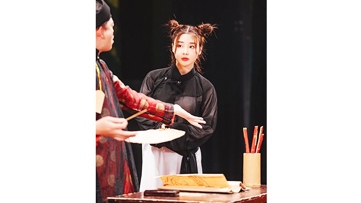 Nghệ sĩ Tố Uyên với vai diễn Mồ Côi trong vở "Lời bà kể".