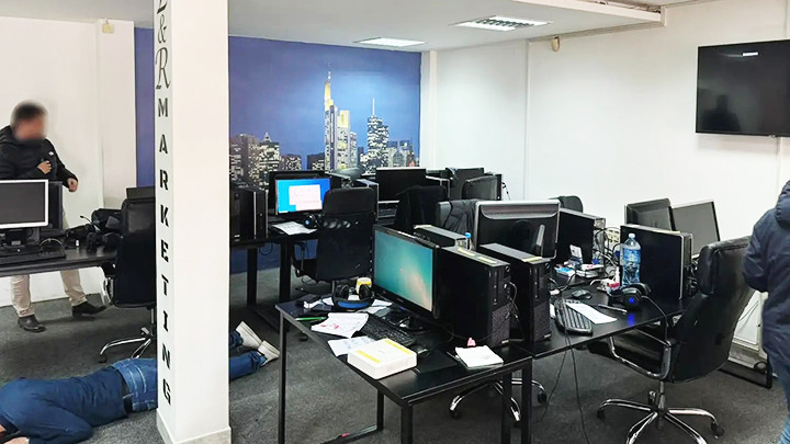 Cảnh sát đột kích một trung tâm gọi điện lừa đảo. Ảnh: EUROPOL