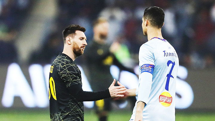 Ronaldo (phải) và Messi vẫn đang tiếp tục cuộc đua suốt 15 năm qua.