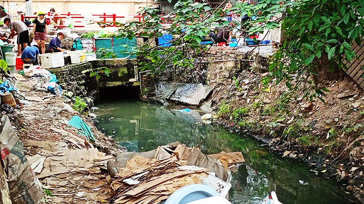 Một nhánh mương nhỏ ô nhiễm ngay khu chợ Hoàng Công Chất, phường Phú Diễn, Bắc Từ Liêm.