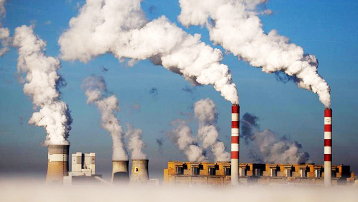 Khí thải từ sản xuất công nghiệp là một trong những nguồn phát thải chủ yếu. Ảnh: TASS