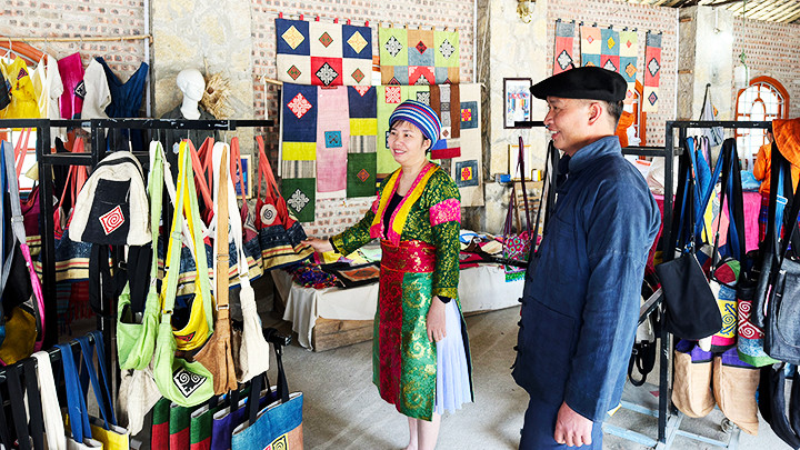 Chị Vàng Thị Cầu giới thiệu các sản phẩm tiêu biểu của Hợp tác xã Lanh trắng.