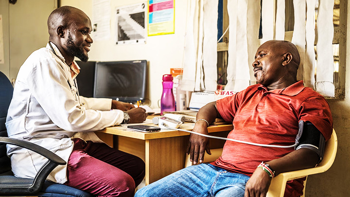 Anh Wambua tại cơ sở chăm sóc sức khỏe của North Star Alliance. Ảnh: THE GUARDIAN