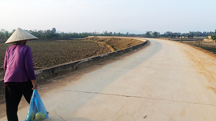 Dọc tuyến đường xuất hiện hơn 10 vết nứt ngang và nứt xương cá.