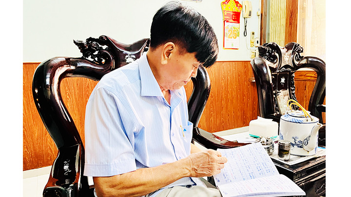 Cựu chiến binh Lê Trường Giang dành nhiều thời gian và tâm sức cho việc tìm kiếm mộ liệt sĩ.