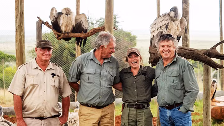 Nhóm VulPro bảo tồn chim kền kền. Ảnh: CNN