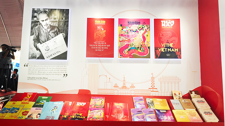Một góc gian trưng bày của Báo Nhân Dân tại Hội báo toàn quốc 2024.