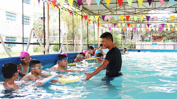 Lớp dạy bơi miễn phí tại Trường tiểu học Huỳnh Ngọc Huệ mở cửa hằng ngày.