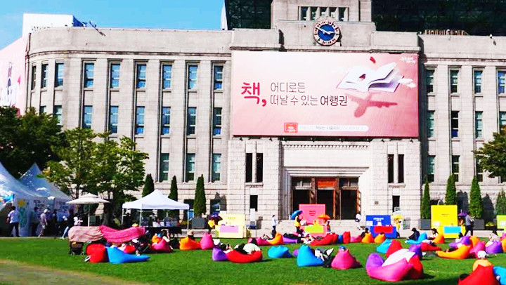 Sân đọc sách ngoài trời thu hút nhiều độc giả. Ảnh: YONHAP