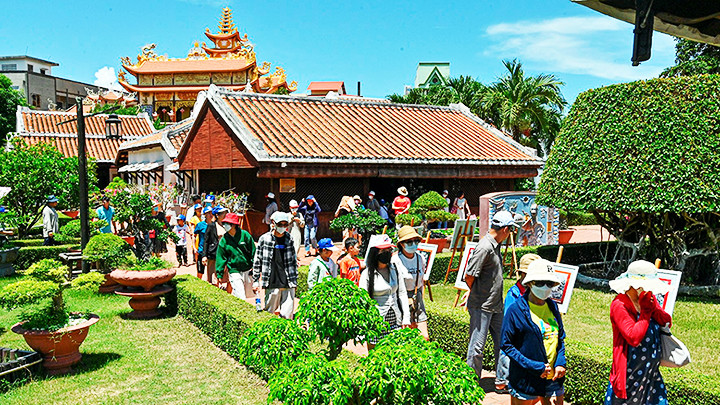 Tham quan Trường Dục Thanh.