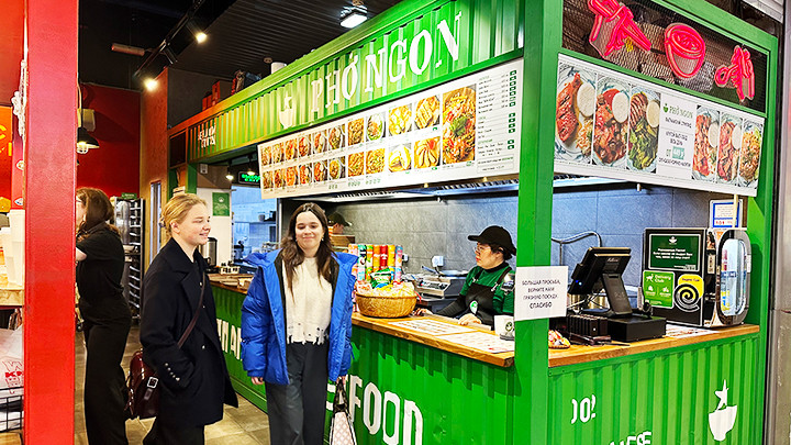 Người dân Moscow thưởng thức các món ăn Việt tại quán Phở Ngon ở quận Gagarinski.