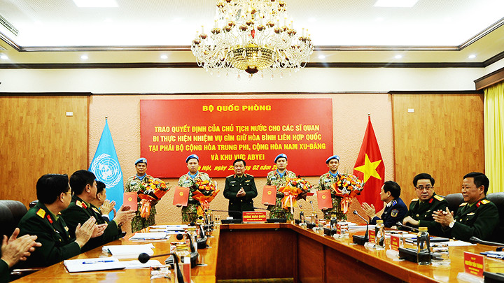 Lễ trao quyết định của Chủ tịch nước cho bốn sĩ quan đi làm nhiệm vụ gìn giữ hoà bình Liên hợp quốc. Ảnh: NAM HẢI