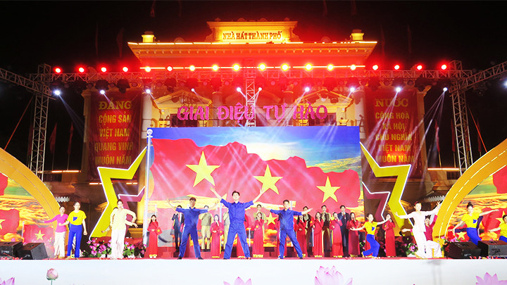 Chương trình nghệ thuật “Giai điệu tự hào” chào mừng Cách mạng Tháng Tám và Quốc khánh 2/9. Ảnh: BÁO HẢI PHÒNG
