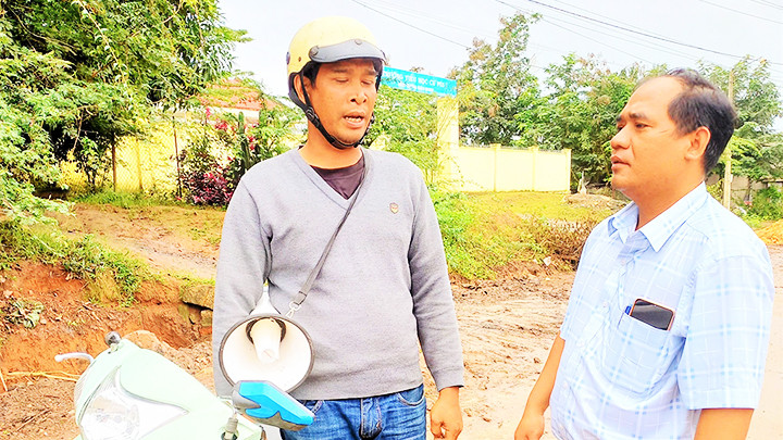 Trưởng buôn Bhung đang đi tuyên truyền bằng loa tay.