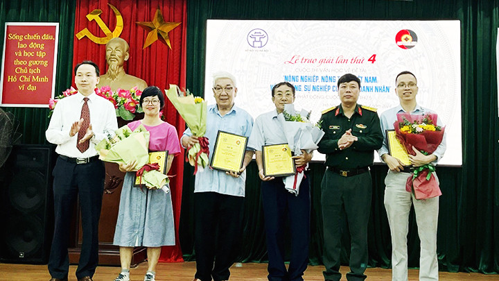 Trao giải thưởng cho các tác giả đoạt giải. Ảnh: HOÀNG PHAN