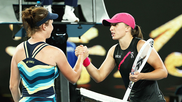 Hạt giống số một Iga Swiatek (bên phải) bị loại ngay từ vòng hai.