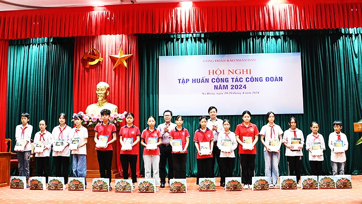 Tặng quà, sách cho học sinh Na Hang vượt khó