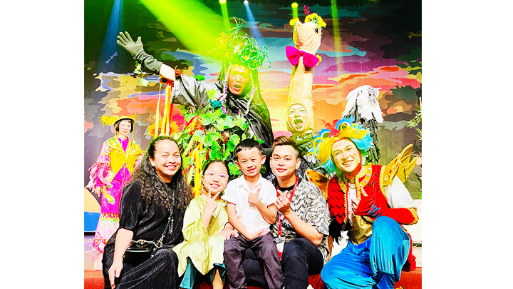 Đạo diễn Bảo Chu, (thứ hai, phải sang) và các diễn viên chụp hình lưu niệm cùng khán giả,