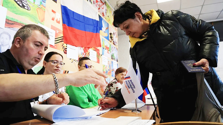 Cử tri Nga đi bầu cử Tổng thống tại vùng Crimea. Ảnh: AFP