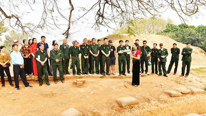 Đoàn cựu chiến binh tham quan khu di tích Đồi A1. Ảnh: ĐĂNG KHOA