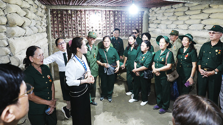 Các cựu chiến binh nghe thuyết minh dưới hầm Đờ Cát.