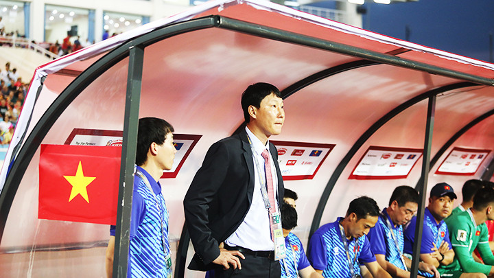 HLV Kim Sang-sik để lại dấu ấn chuyên môn sau hai trận ra quân cùng đội tuyển Việt Nam. Ảnh: LÊ MINH