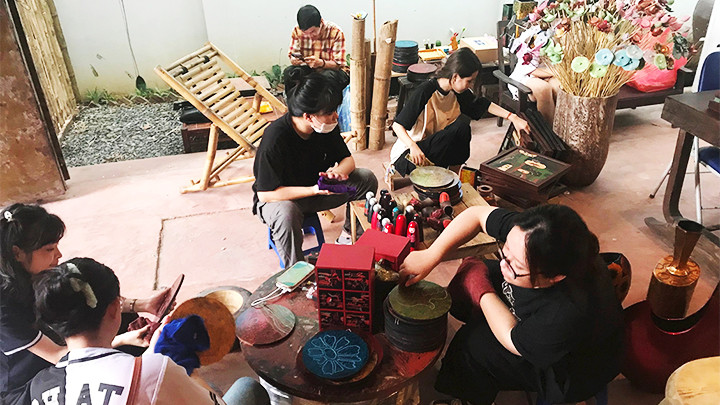 Chuẩn bị trưng bày sản phẩm thủ công tại không gian Phường Bách Nghệ (Hà Đông, Hà Nội).