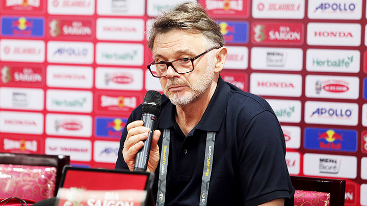 HLV Troussier trong buổi họp báo sau trận Việt Nam gặp Indonesia. Ảnh: LÊ MINH