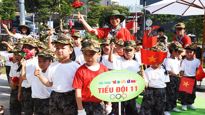Cô, trò học sinh Trường mầm non Ngọc Lan, Đà Nẵng với nhiều hoạt động ý nghĩa nhân Ngày giải phóng miền nam 30/4. Ảnh: ĐÀO ANH