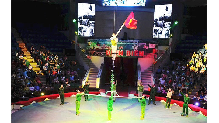 Chương trình nghệ thuật xiếc “Sống mãi với Điện Biên”. Ảnh: LIÊN ĐOÀN XIẾC VIỆT NAM