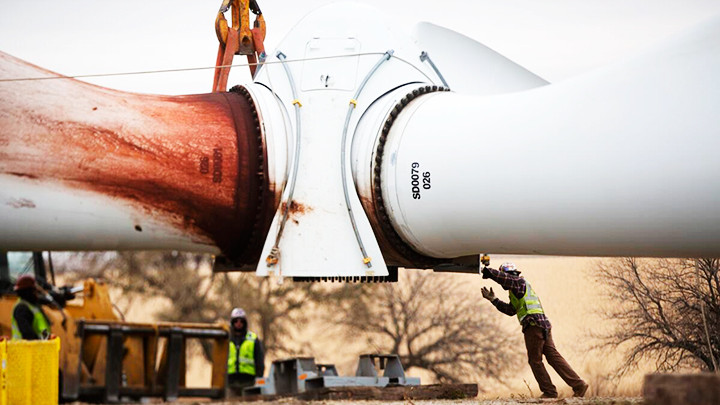 Công nhân tháo dỡ cánh tuabin. Ảnh: GETTY