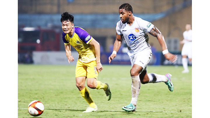 Tiền đạo Rafaelson đang có phong độ cao trong mầu áo CLB Thép Xanh Nam Định. Ảnh: LÊ MINH