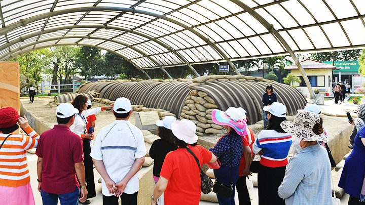 Khách du lịch tham quan Di tích lịch sử hầm tướng De Castries. Ảnh: ĐĂNG KHOA