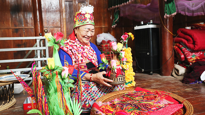 Nghệ nhân Lường Thị May chuẩn bị cho lễ Bun huột nặm.