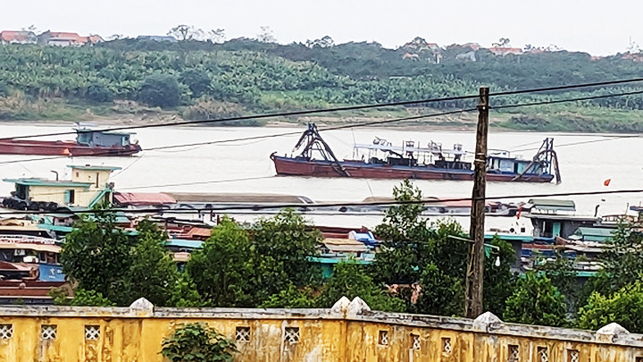 Lúc 16 giờ 37 phút ngày 19/12/2023, tàu cát tặc hoạt động tại khu vực cầu Vĩnh Thịnh, cách Đội CSGTT số 1 khoảng 1km.