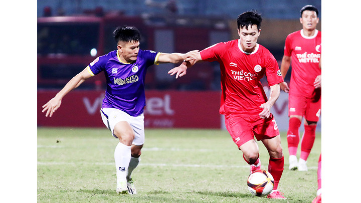 Người hâm mộ đang chờ đợi sự trở lại đội tuyển của Hoàng Đức (phải). Ảnh: LÊ MINH