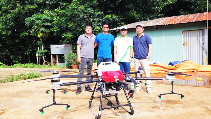 Máy bay không người lái phun thuốc trừ sâu trong nông trại của anh Hoàng.