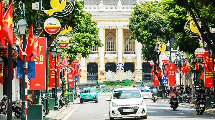 Những tuyến đường rực rỡ sắc đỏ chào mừng kỷ niệm 79 năm Cách mạng Tháng Tám và Quốc khánh 2/9.Ảnh: KHỔNG CHÍ
