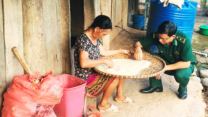 Cán bộ, đảng viên Đồn Biên phòng Na Cô Sa đến từng gia đình nghèo trong xã động viên người dân chuyển đổi cách làm, vươn lên thoát nghèo.