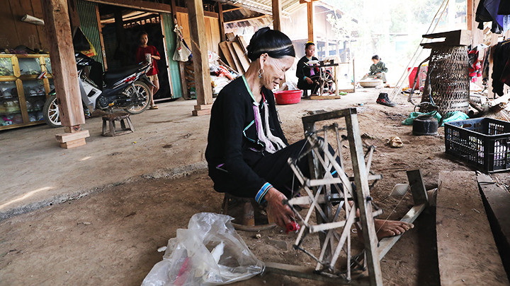 Phụ nữ dân tộc Dao quần chẹt ở Huổi Lóng tự se lanh, dệt vải, giữ gìn trang phục truyền thống.