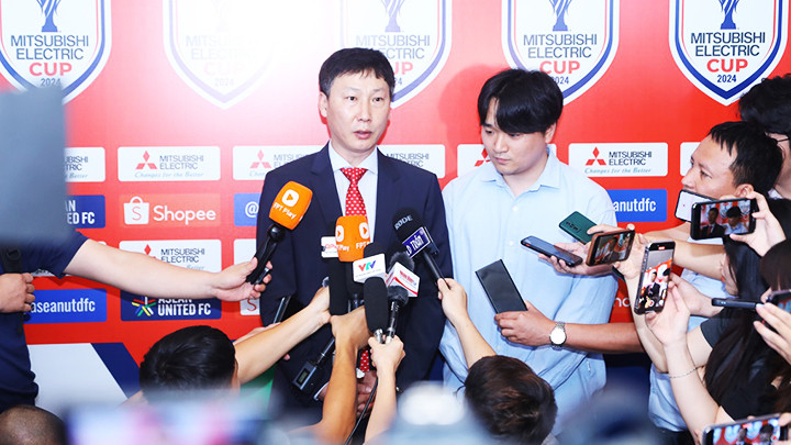 HLV Kim Sang-sik trả lời phỏng vấn báo chí. Ảnh: VƯƠNG ANH