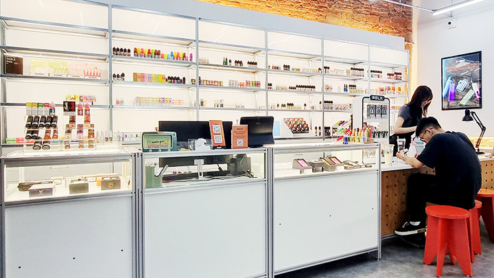 Một cửa hàng bán thuốc lá điện tử tại Hà Nội. Ảnh: PHẠM ĐẮC