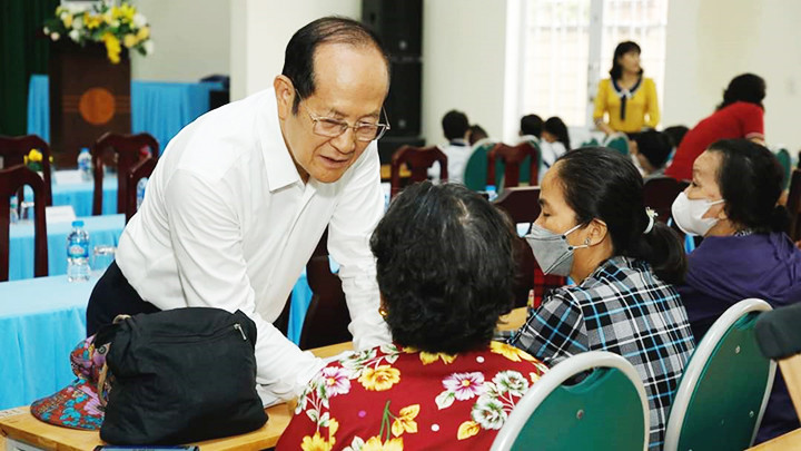 Thầy thuốc Ưu tú Trần Tựu thăm hỏi bà con gia đình thương binh, liệt sĩ ở Củ Chi.