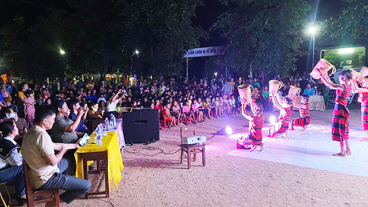 Hoạt động văn nghệ diễn ra tại nhà sinh hoạt cộng đồng đã thêm món ăn tinh thần cho đồng bào.