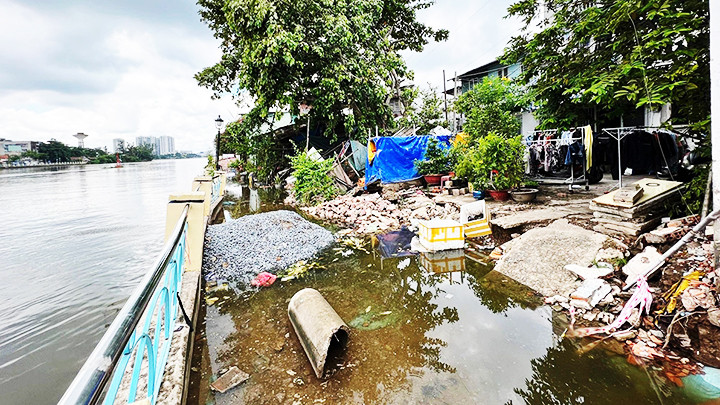 Sạt lở, sụt lún mạnh ở bờ kè Thanh Đa (quận Bình Thạnh).