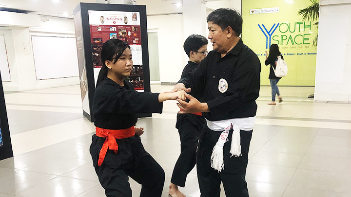 Võ sư - Chưởng môn Hồ Văn Tường thị phạm môn sinh.