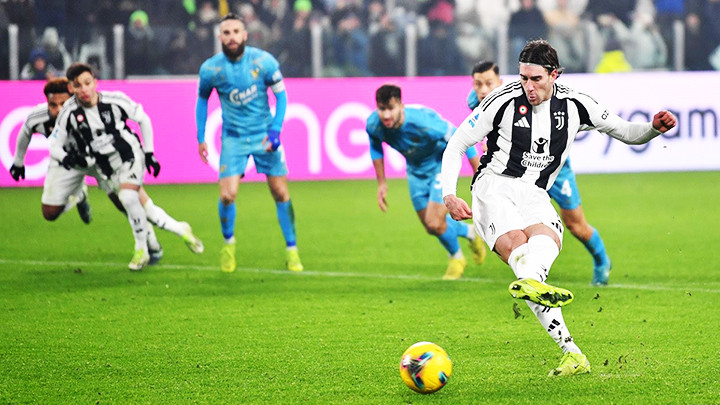 Bất bại, nhưng Juventus (áo trắng) đang rời xa cuộc đua vô địch Serie A do để hòa quá nhiều.