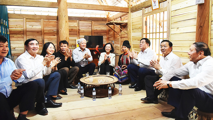 Lãnh đạo Đảng và Nhà nước chung vui với gia đình ông Lò Văn Minh, ở bản Co Pục, xã Hua Thanh, huyện Điện Biên trong ngày gắn biển nhà Đại đoàn kết.
