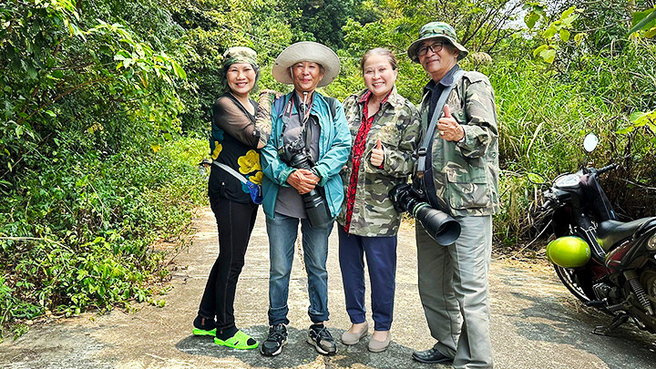 Các nhà nhiếp ảnh chụp voọc ở bán đảo Sơn Trà. Ảnh: TUYẾT HẠNH