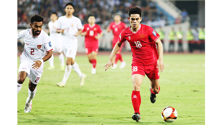 Người hâm mộ kỳ vọng làn gió mới từ HLV Kim Sang-sik. Ảnh: LÊ MINH